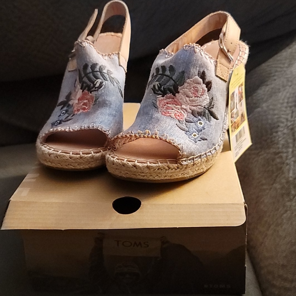 *Never worn* TOMS Espadrille wedges